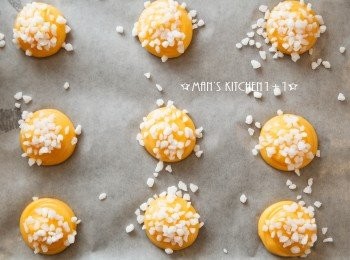 step4: 最後將麵糊倒入擠花袋中並在烤盤上擠出你要的大小後，均勻的灑上珍珠糖，再來放入預熱好的烤箱中，用200度烤約20分鐘就完成了。