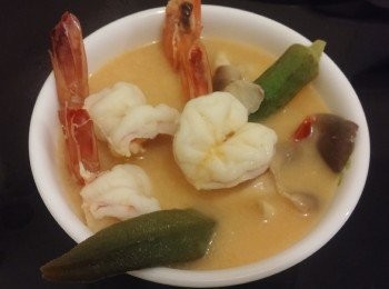 step3: 除秋葵,蝦唔落住,其他配料和湯包加入蝦水同煲，煲 約十五分鐘後加秋葵加蝦加檸汁，最後加椰奶分量按個人喜歡加入,湯再滾即成。
