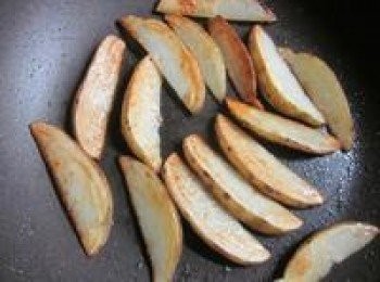 step3: 鍋中加油放入7分熟的薯條油煎至表面金黃香酥