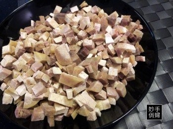 step1: 豬絞肉放兩小匙鹽,加兩湯匙醬油,加少許白胡椒粉,用手按摩一下豬絞肉備用(大約醃2小時左右)芋頭洗淨之後先不要削皮,放入電鍋蒸熟,之後放涼削皮,切成小塊狀大小