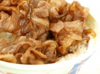 step11: 把豬腩片連同醬汁一併淋在飯面。