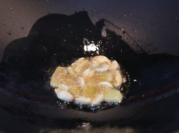 step3: (3) 先落胡麻油爆香薑片及蒜頭