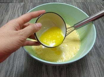 step3: 加入蛋液及牛油溶液攪拌至無粉粒;