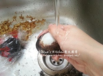 step1: 皮蛋及鹹蛋分別洗淨