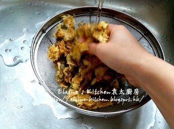 step2: 冬瓜去籽連皮切件 , 用水沖一沖洗及瀝乾 ,  乾菊花亦用水沖一沖洗及瀝乾
