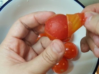 step4: 盛起後即放入冰水中浸一會後，將皮撕去，抹乾水備用。