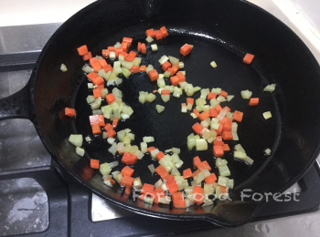 step7: 鷄柳上碟後, 轉至低中火, 加入西芹和甘荀切細粒炒至軟身.