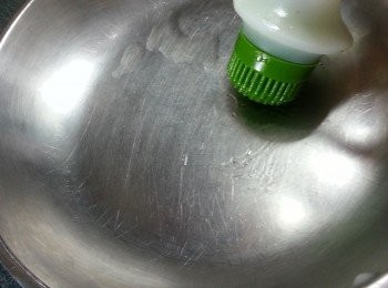 step5: 蒸碟先掃上一層油