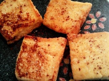 step4: 起鍋後將步驟3放入鍋中煎到兩面金黃,起鍋趁熱灑上細砂糖,喜歡肉桂香的朋友也可以灑上肉桂粉喔