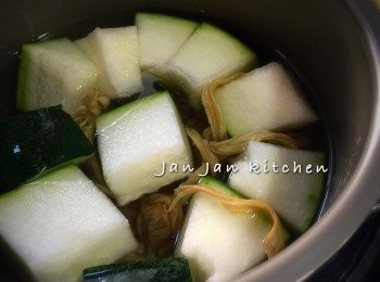 step1: 冬瓜不用去皮切大件。日月魚稍浸再沖淨。瘦肉或排骨汆水沖淨。薏米浸1小時沖淨。
水滾放入所有材料，大火煲15分鐘，收小火煲1小時，最後加鹽調味即可。