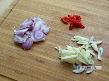 step3: 乾蔥頭、蒜頭切片，指天椒切粒。