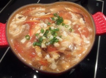 step6: 熄火前淋上蛋汁煮成蛋花狀,撒上蔥花及芝麻香油和烏醋即完成。