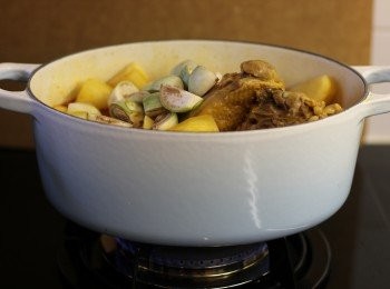 step5: 放檸檬汁、薯仔、泰國小白茄後上蓋煮滾轉細火煮 15分鐘