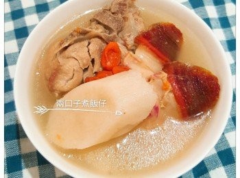 step4: 煲熱一鍋水放入所有材料，待煮滾大火煲15分鐘，再轉小火煲2小時45分鐘，下鹽調味即成。