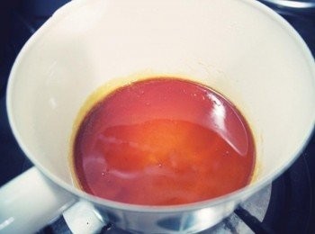 step2: 慢慢的會變成咖啡色~隨時會變色所以要注意唷!! 變成深咖啡色時關火!!