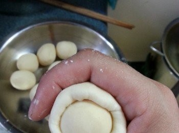 step15: 將水皮包入油酥皮後搓圓,待麵糰休息15分鐘