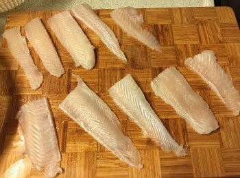 step3: 鯰魚柳解凍後中間切成2長條, 每條長條再分開2段 (如魚柳太厚建議中間再片薄, 否則很難卷的