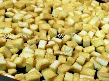 step1: 豆干切丁.鍋中入油將豆干丁煎熟至香味出來