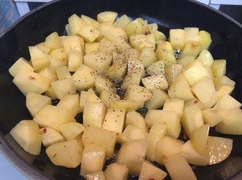 step3: 加入薯粒炒香至金黃, 灑點黑胡椒碎