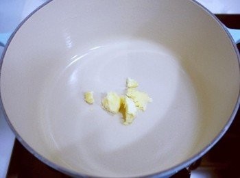 step3: 取一鍋放入奶油~~