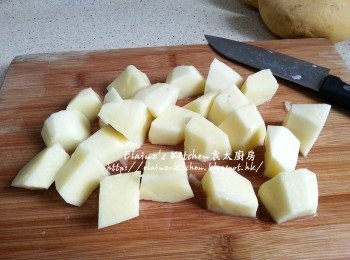 step3: 薯仔去皮切件備用