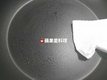 step3: 抹薄油：取出平底鍋，放少許油，用廚房紙巾將油抹勻。