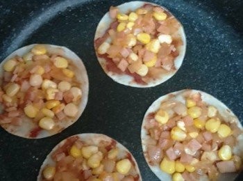 step7: 放入適量炒好的配料