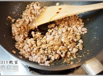 step4: 接著將醬油下鍋，一樣炒勻，然後在嗆一點米酒，翻炒之後倒入雞湯以及剩下的米酒，然後煮沸。