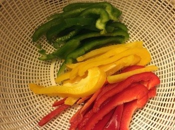 step1: 青椒, 紅椒, 黃椒, 洗淨後切絲