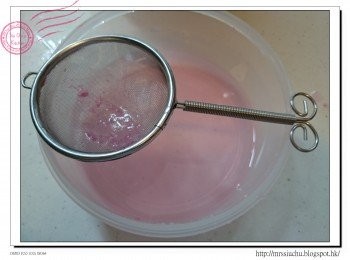 step9: 白桃糖水隔水渣, 加入魚膠粉, 500w叮20秒。用湯匙淋上蛋糕面。雪1小時至硬身。