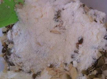 step3: 然後加入麥芽糖粉拌均勻。