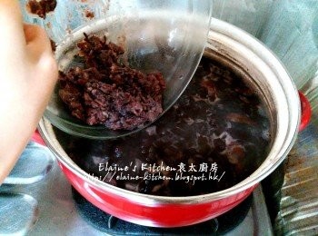 step9: 再放回煲內 , 再加入蓮子拌勻蓋上蓋繼續用慢火煲30分鐘