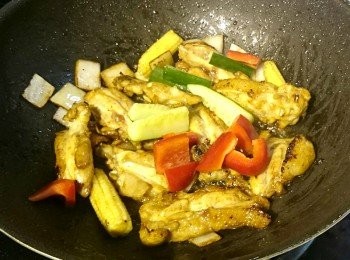 step4: 放入小黃瓜、紅甜椒，最後加入少許的糖和黑胡椒調味即可。