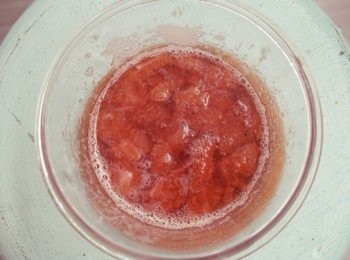 step2: 放入微波3分鐘後取出攪拌一下，再度放入微波3分鐘取出拌勻。接著將果粒和醬汁分開皆冷卻備用。