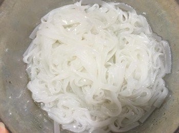 step3: 用水浸越南河粉約5分鐘，之後煲滾水落河粉煮約7-8分鐘，然後撈起用開水過一下備用