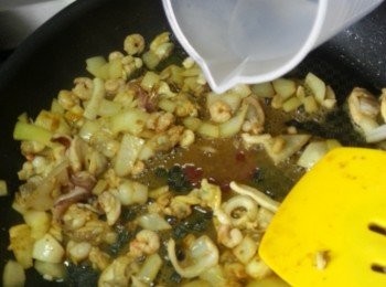 step8: 倒入食用開水炒勻