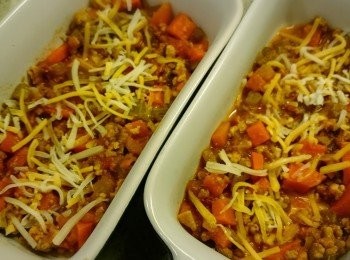 step8: 千層麵做法:
一層肉醬一層芝士再加一張千層麵，如此類推，入爐200度焗20分鐘即可。我們每人吃了四層呀。
記住麵是乾身放進去就可以，醬汁的水份會把它軟化。