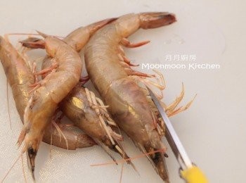 step1: 中蝦解凍，用廚剪剪去鬚及尖角。