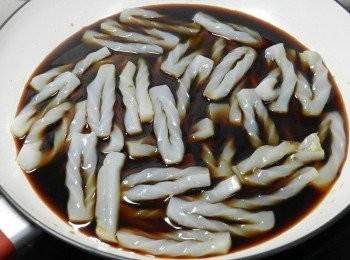 step4: 把捲捲蒟蒻放入鍋中，煮上色即可!!!