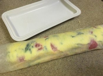 step8: 焗好後, 待稍熱時將牛油紙連蛋卷取出, 像包壽司般卷好再切件上碟即成