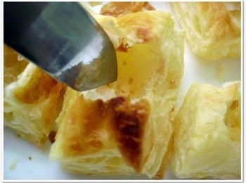 step2: 烤完後等微冷用果醬刀將起酥派戳一個洞。