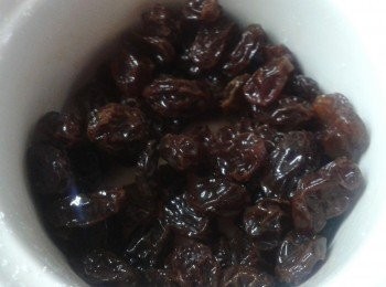 step1: 用一湯匙蘭姆酒與提子乾拌勻，讓提子乾浸30分鐘