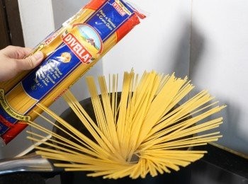 step2: 燒熱一煲水，加入鹽，然後放入意粉煮7分鐘左右。