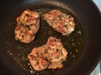 step2: 不要放油，雞腿皮朝下小火慢煎，煎到皮呈金黃色再翻面（這時雞肉已經出超多油了），小火慢煎至熟