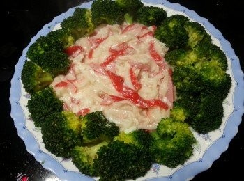 step8: 將素蟹柳舖放上西蘭花中間即可