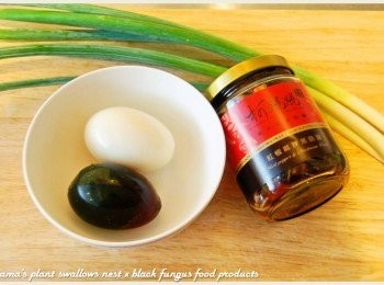 step1: 準備皮蛋、酒蛋、紅椒麻辣黑菇醬與青蔥等料理<span class="group_1">食材</span>。