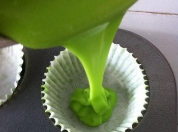 step5: 取出烘焙紙杯，攪拌好的麵糊8分滿