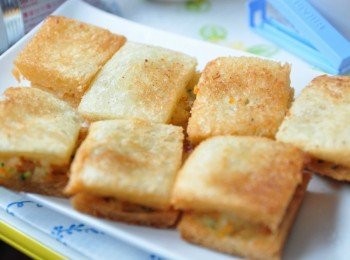 step5: 取出後先稍稍瀝油(再放入土司片入油鍋炸時，切勿先翻動，否則土司片及餡料會散掉，約過20秒後即可順利翻面)