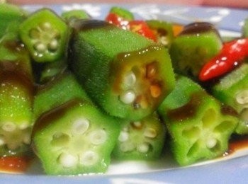 step2: 把川燙好的秋葵撈起於盤中，淋上蠔油，最後放入辣椒即可享用傳統老一輩的人常說：吃秋葵，顧胃啦！