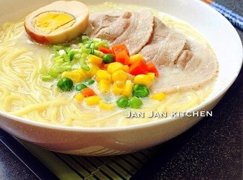 step4: 再用先前煮麵的水，放入豬肉片燙熟，與滷蛋一同排上即可。貪方便可買現成的滷蛋。今次主要介紹這個wasabi 芝士湯底，配料可因喜好隨意配搭。這個麵十分適合趕時間嘅朋友。